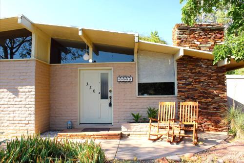 Uptown Sedona Apartment | The Three Keys duplex