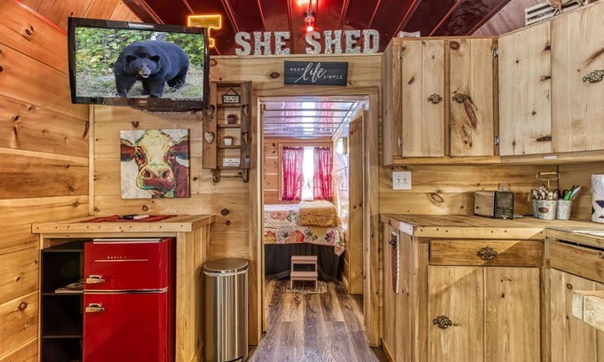 Sevierville House | The Tiny Barn, $1089 FREE tickets each paid day, Dollywood and More!