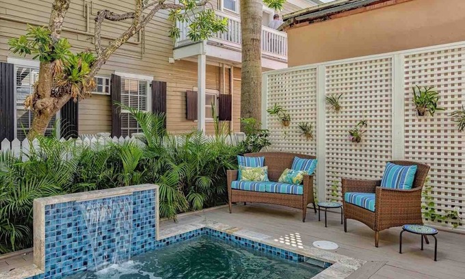 Historic Seaport House | *THE TOASTED COCONUT @ OLD TOWN* Fully Restored + Pool + LAST KEY SERVICES…
