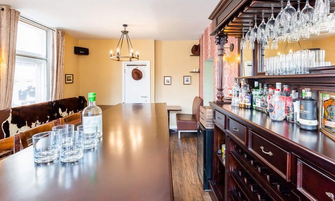 Newcastle-upon-Tyne Apartment | The Toon Saloon at Honeypot House