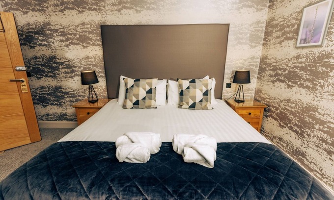 Crieff Apartment | The Tower - Snowdrop Room