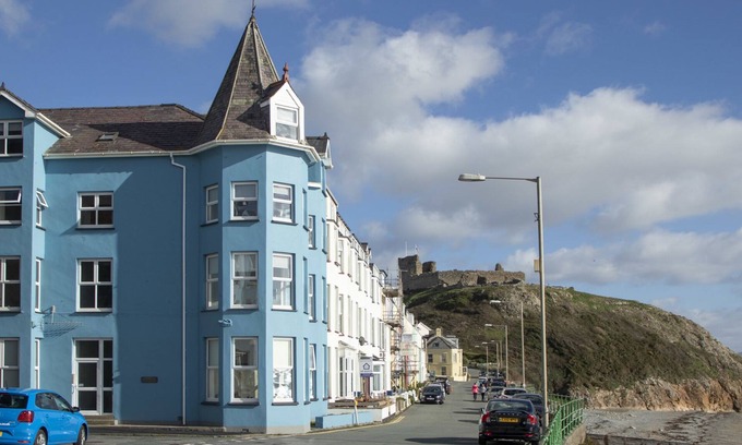 Criccieth Cottage | THE TOWERS - ARDUDWY, romantic in Criccieth