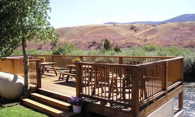 Dubois Hotel | The Trail's End