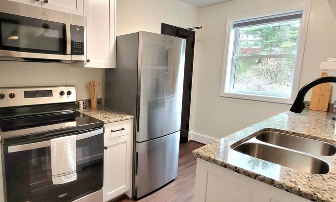Tazewell Apartment | The Traveler on Main - Suite 6