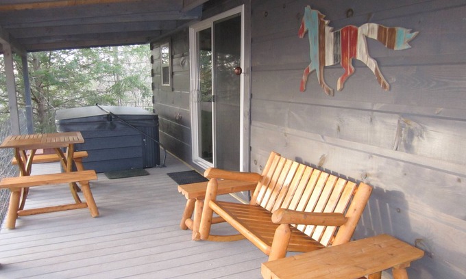 Jamestown Cabin | The Treehouse - TN Honeymoon Cabin - HOT TUB & Fireplace- in BSF!!!