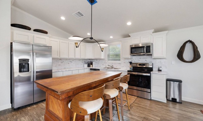 Carmine House | The Trendsetter: Cozy Farmhouse near Round Top