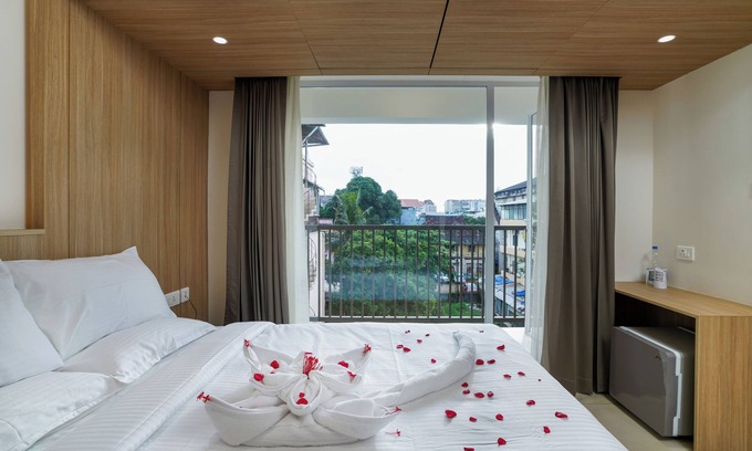Shenoys Hotel | The Trios Hotel