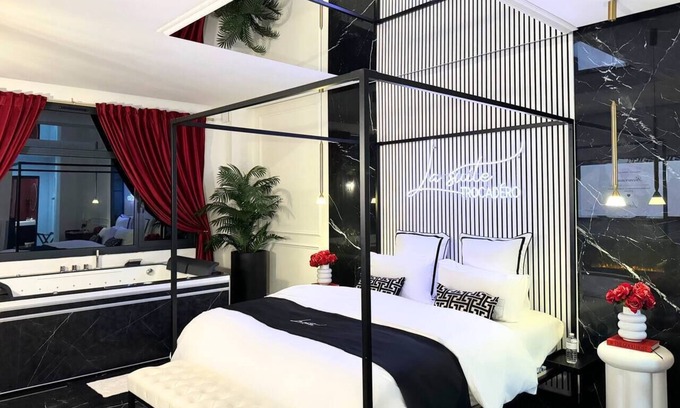 Passy Apartment | The Trocadéro Suite - Private Jacuzzi