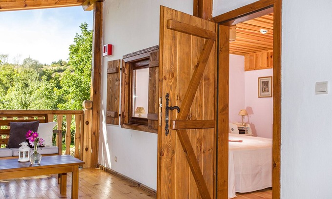 Dubnitsa Bed & Breakfast | The Tulip room, a small room in a large space!