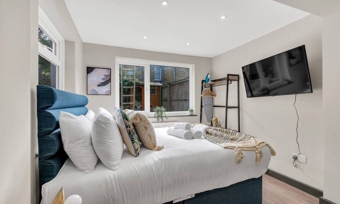 Shacklewell Apartment | The Ultimate Hangout Spot: Modern Studio