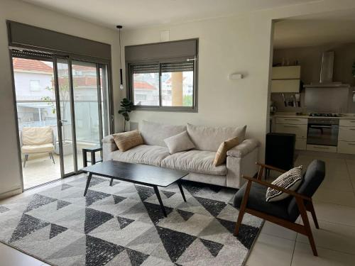 Ra'ananna Apartment | The Urban Retreat by IsrApart