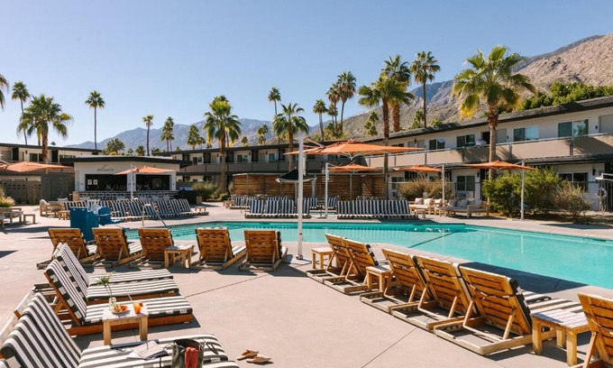 Palm Springs Hotel | The V powered by Sonder