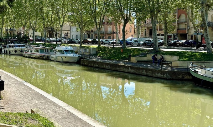 Convention Apartment | The Victor Hugo de la Robine faces the Canal and is just a stone's throw from Les Halles.