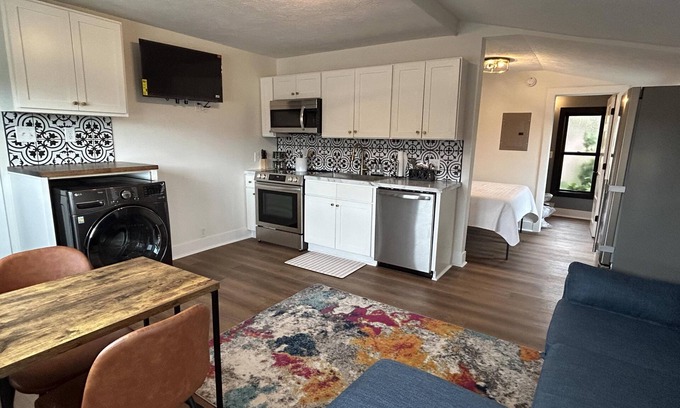 Nelson Apartment | The Victorian Queen Getaway – Walkable, Washer/Dryer, Downtown Charm