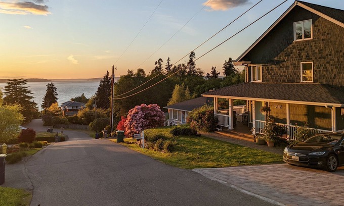 Mukilteo House | The View!! 5 mins to the Whidbey Ferry and Sounder train, 10 mins to Paine Field