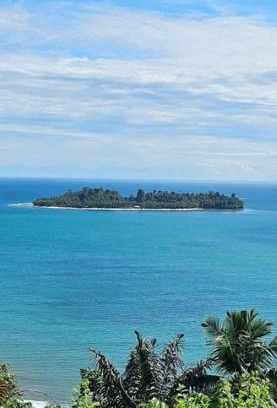 Sigunturmuda House | The view padang, Amazing view, 8 mins Mentawai fast ferry, cold beer,close to restaurants