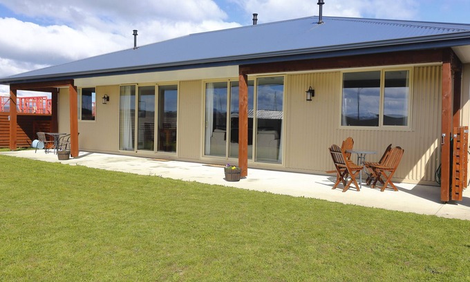Te Anau Cottage | THE VIEWS - TE ANAU HOLIDAY HOME, family friendly in Te Anau