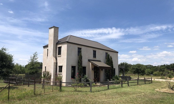 Fredericksburg House | The Villa at Spotted Sheep Farms - 8 Acres, 3 miles to downtown, close to wine!