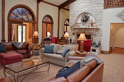 Red River House | The Villa - WiFi - Satellite - Fireplace - Washer - Dryer - Grill - Garage Access - Large Deck