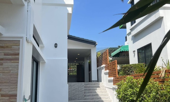 Na Kluea House | The villa with dock is 5 minutes from the beach