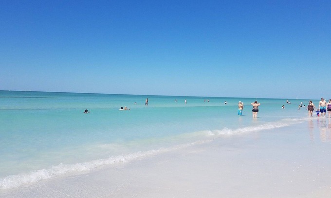 Siesta Key Village Apartment | The Village Breeze II - White-sand, Pool, Beaches, Daiquiris, Seafood!