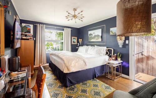 North Hollywood House | The Vine Studio City - CAL KING - Private Entrance