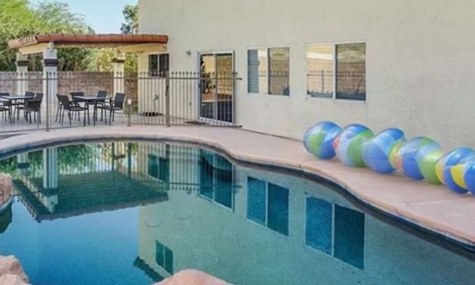 Paradise House | The Viva Vibe Las Vegas: FREE* Heated Pool, 6BD*, Skyline View, Pool Table & Foosball, 4 TV's, Grill