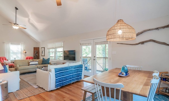 North Litchfield Beach House | The Waccaway Beach House- Beach 3 min walk, Stylish Interior, Sun-lit Deck