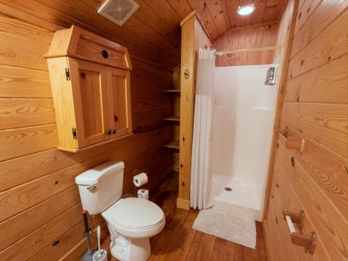 Florence House | The Wagon Wheel Cabin Hot Tub Sleeps 10 Spacious