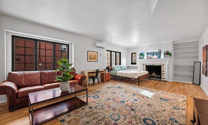 Shadyside Apartment | The Walnut Suites - The Incline Suite