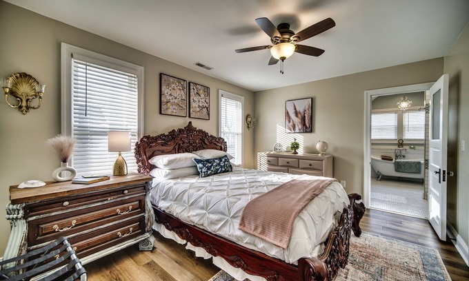 Huron House | The Wanderlust Retreat - 3BR Luxurious Renovated Lake Getaway