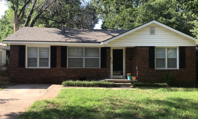 Stillwater House | The Water House-Sleeps 10-1 Mile to Boone Pickens