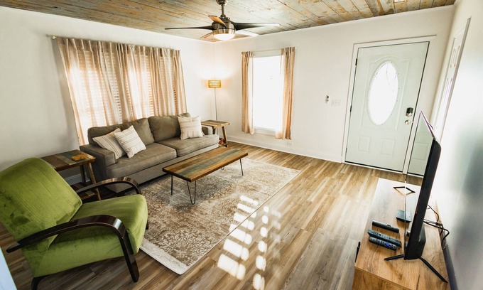 Hattiesburg House | The WATER PARK & ZOO are less than a block away! A