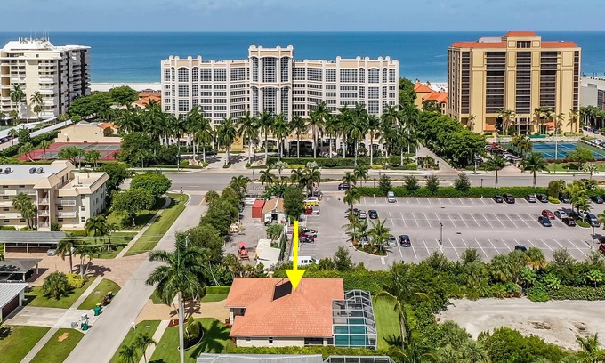 Marco Island House | THE WAVES HOUSE! 7 minute walk to the beach, 2 minute walk to the JW Marriott