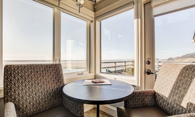 Downtown Cannon Beach Hotel | The Waves/The Argonauta Inn/The White Heron Lodge