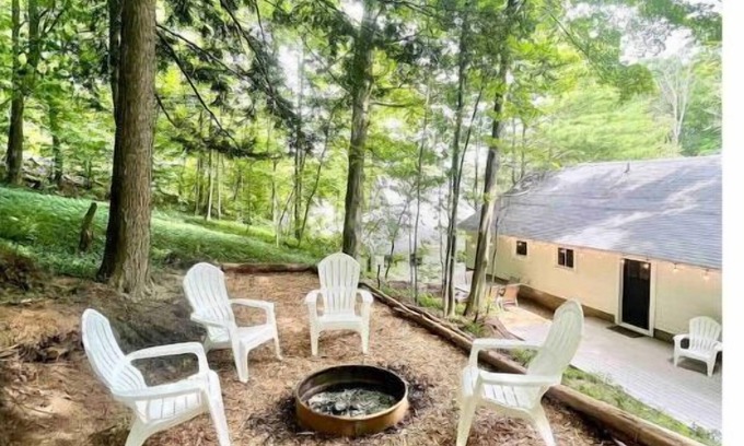 Beulah Cottage | THE WEEKENDER ↠ CRYSTAL LAKE GETAWAY
