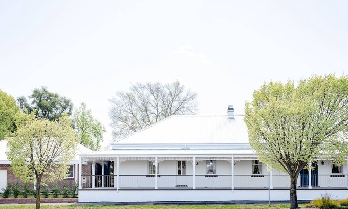 Orange House | The Welcome Inn | Central Orange | Large and newly renovated
