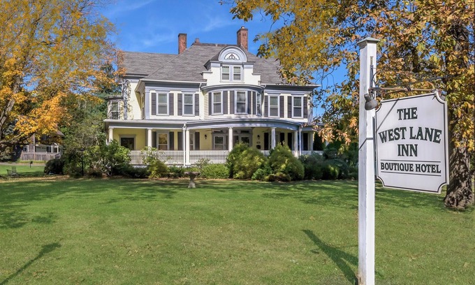 Ridgefield Hostel | The West Lane Inn - Deluxe Fireplace Double Queen