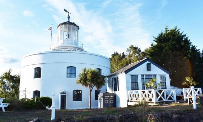 St. Brides Wentlooge Apartment | The West Usk Lighthouse Lightkeepers Lodge