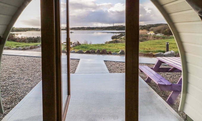 Burtonport Cottage | THE WHEELHOUSE POD NO. 5, romantic in Burtonport, County Donegal