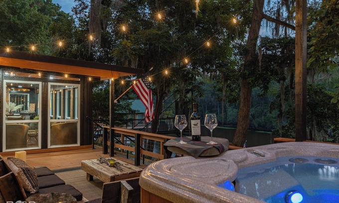 Jefferson Cabin | The Whiskey Barrel Lakeside, with Hot Tub, Kayaks, & Game room