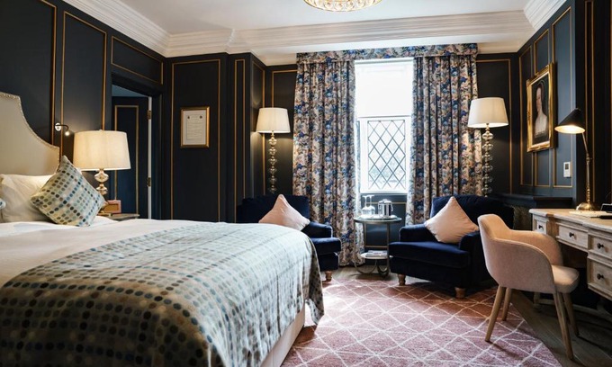 Hampton Wick Hotel | The White Hart Hotel