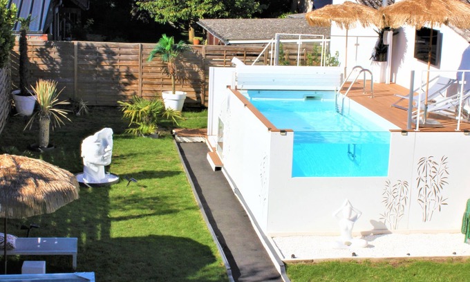 Chateauroux House | The White Home Broadway, Luxury Jacuzzi, exclusive private heated pool