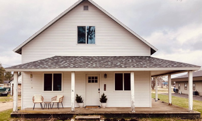 Kalkaska House | The White House…a lovely family friendly 4-bedroom house with WiFi in Kalkaska