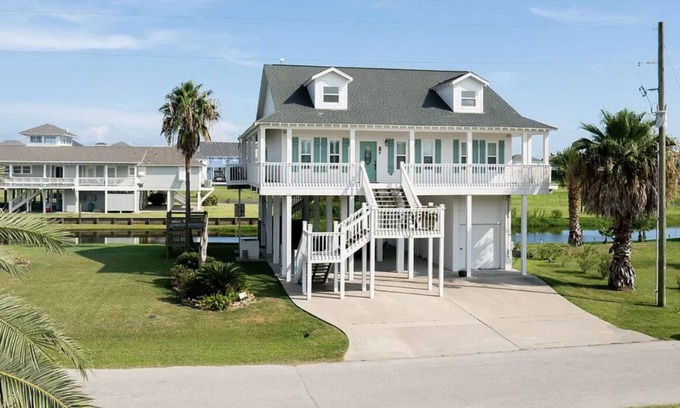 Crystal Beach House | The White House at Crystal Beach