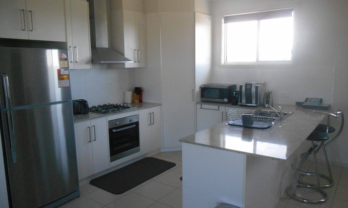 Melville House | The White House ~ Free Wi-Fi, Pool, Arcade Machine - Off Peak Special!