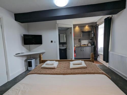 Yate Apartment | The White Lion Hotel, Church Road, Yate BS37 5BG Self-check-in FREE PARKING Walk away from the centre of Yate!