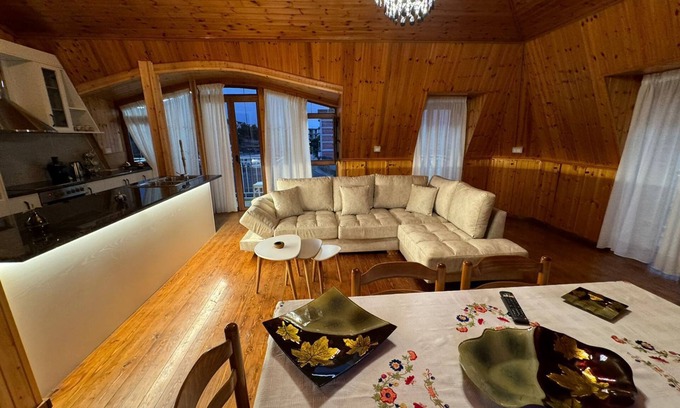 Qafe e Gjashtes Hotel | The White Troy