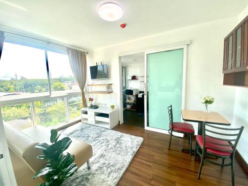 Talat Nuea Apartment | The wide condo by Guide Sabai