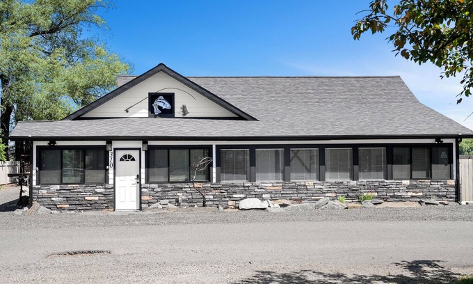 Ennis Cottage | "The Wild Trout" Adventure Awaits!